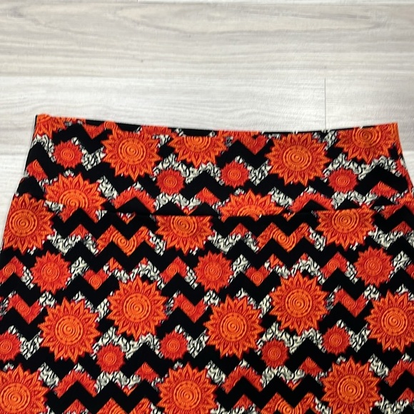 LuLaRoe Women’s Black Red Orange Floral Geometric Striped Pencil Skirt Sz 3XL - Picture 4 of 7